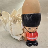 sort-bjoerneskindshue-stoelver-roed-jakke-retro-plastik-aeggebaeger